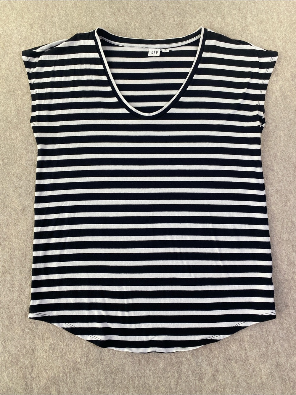 Tall GAP Black and White Striped V-Neck Short Sleeve Tee size MT